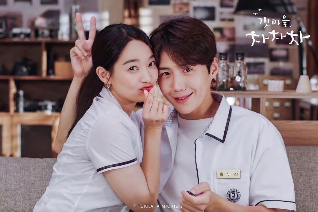 Từ cùng chụp ảnh trong đồng phục học sinh... - Ảnh: Instagram @tukkatamickie Từ cùng chụp ảnh trong đồng phục học sinh... - Ảnh: Instagram @tukkatamickie