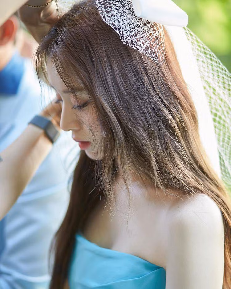 Cận cảnh nhan sắc xinh đẹp của cô dâu mới Jiyeon.
