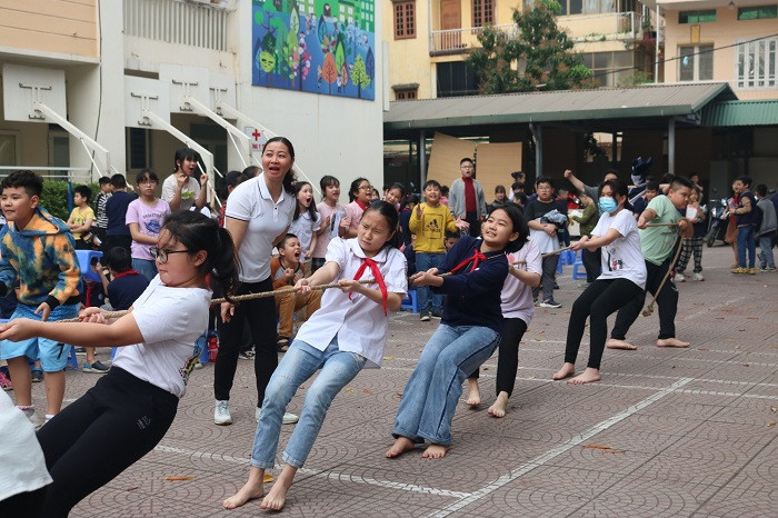 Khối lớp 3 và 5 cùng thi kéo co. Khối lớp 3 và 5 cùng thi kéo co.