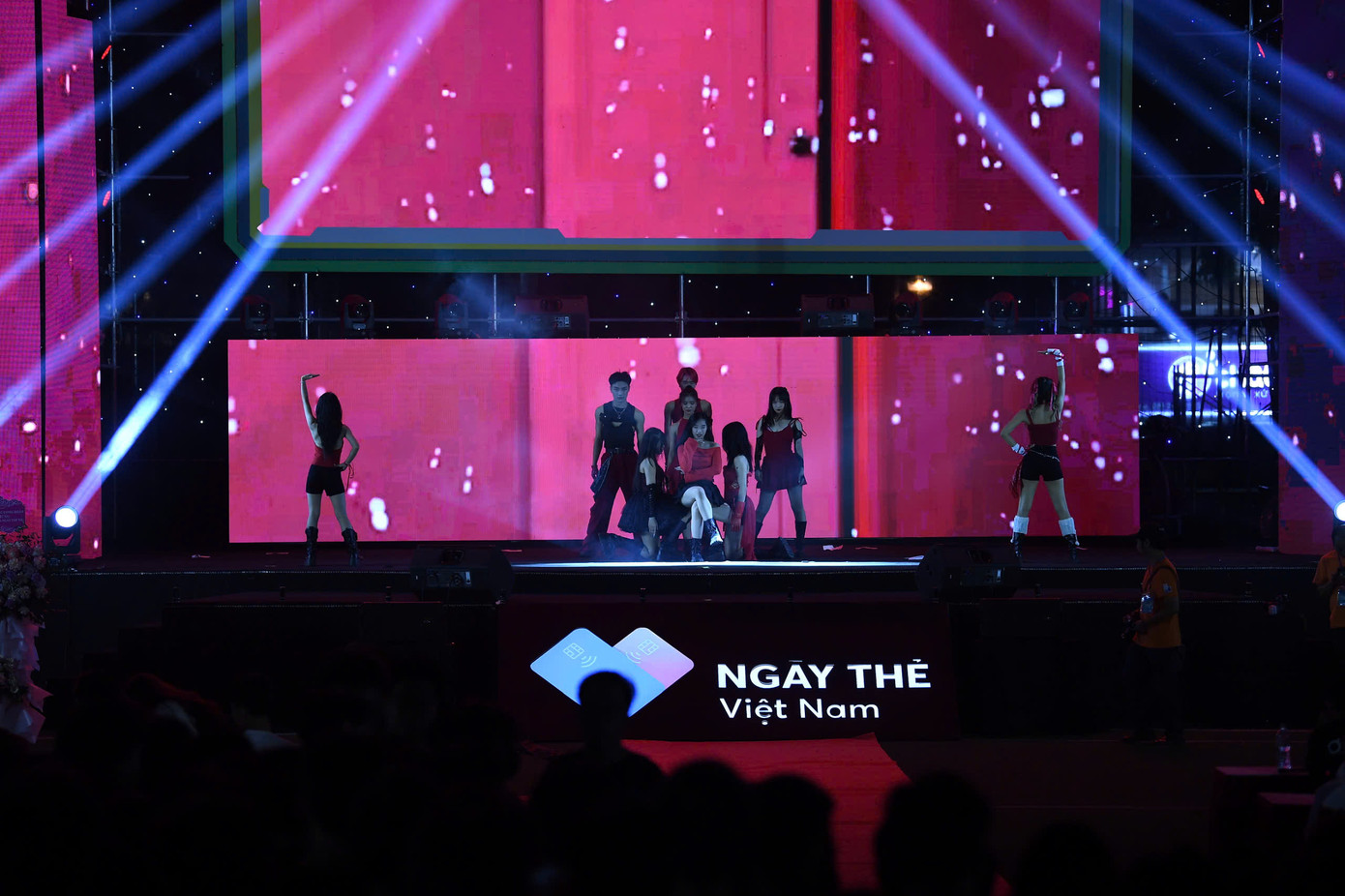 Đan xen nhạc hội là các tiết mục sôi động tới từ các bạn sinh viên, câu lạc bộ tại các trường Đại học, Cao đẳng tại địa bàn thành phố Hà Nội. Đan xen nhạc hội là các tiết mục sôi động tới từ các bạn sinh viên, câu lạc bộ tại các trường Đại học, Cao đẳng tại địa bàn thành phố Hà Nội.