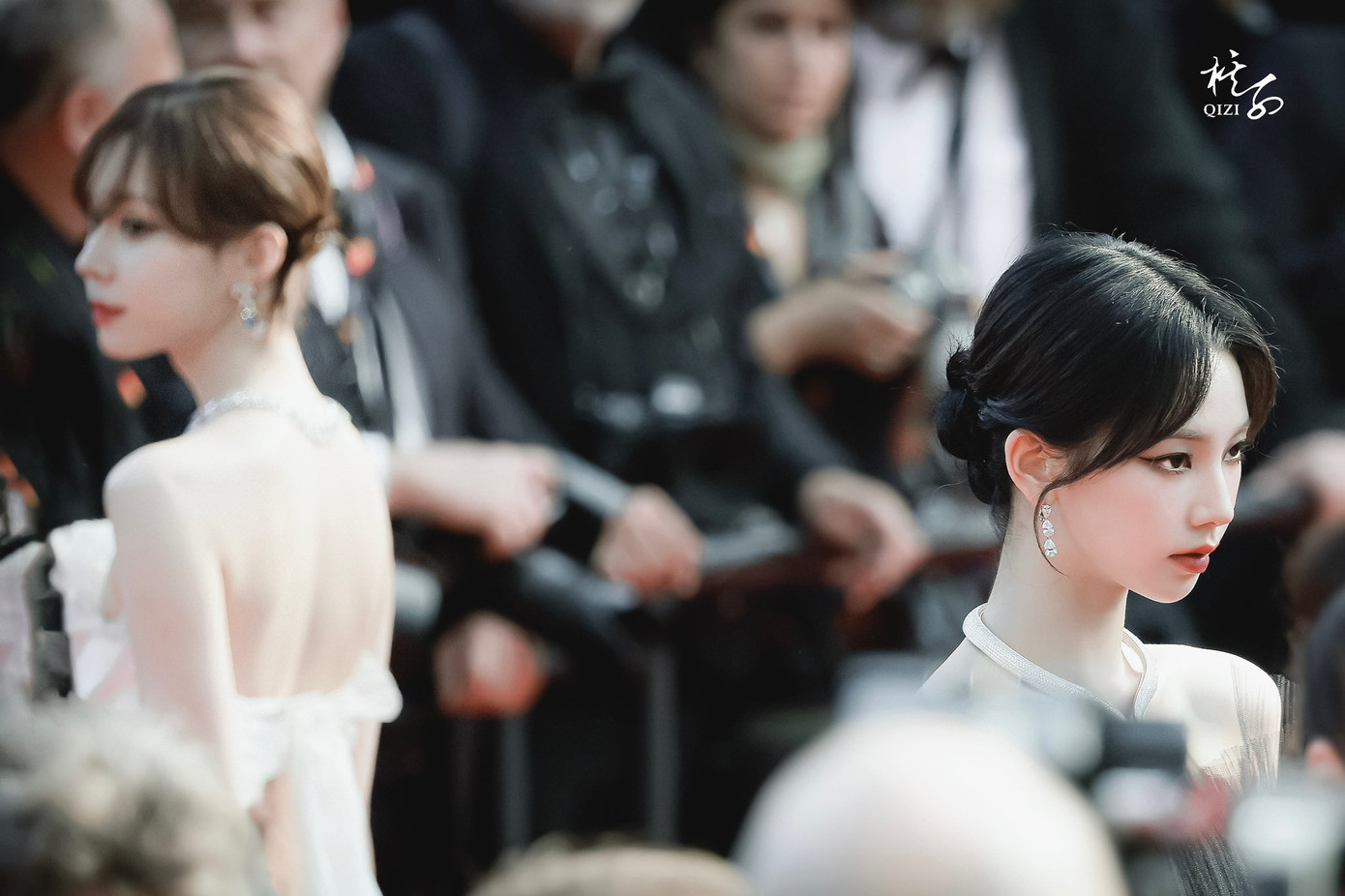 Khoảnh khắc này được Knet ví von như cuộc đối đầu của thiên nga trắng và thiên nga đen. - Ảnh: @BuYiWeiQi Khoảnh khắc này được Knet ví von như cuộc đối đầu của thiên nga trắng và thiên nga đen. - Ảnh: @BuYiWeiQi