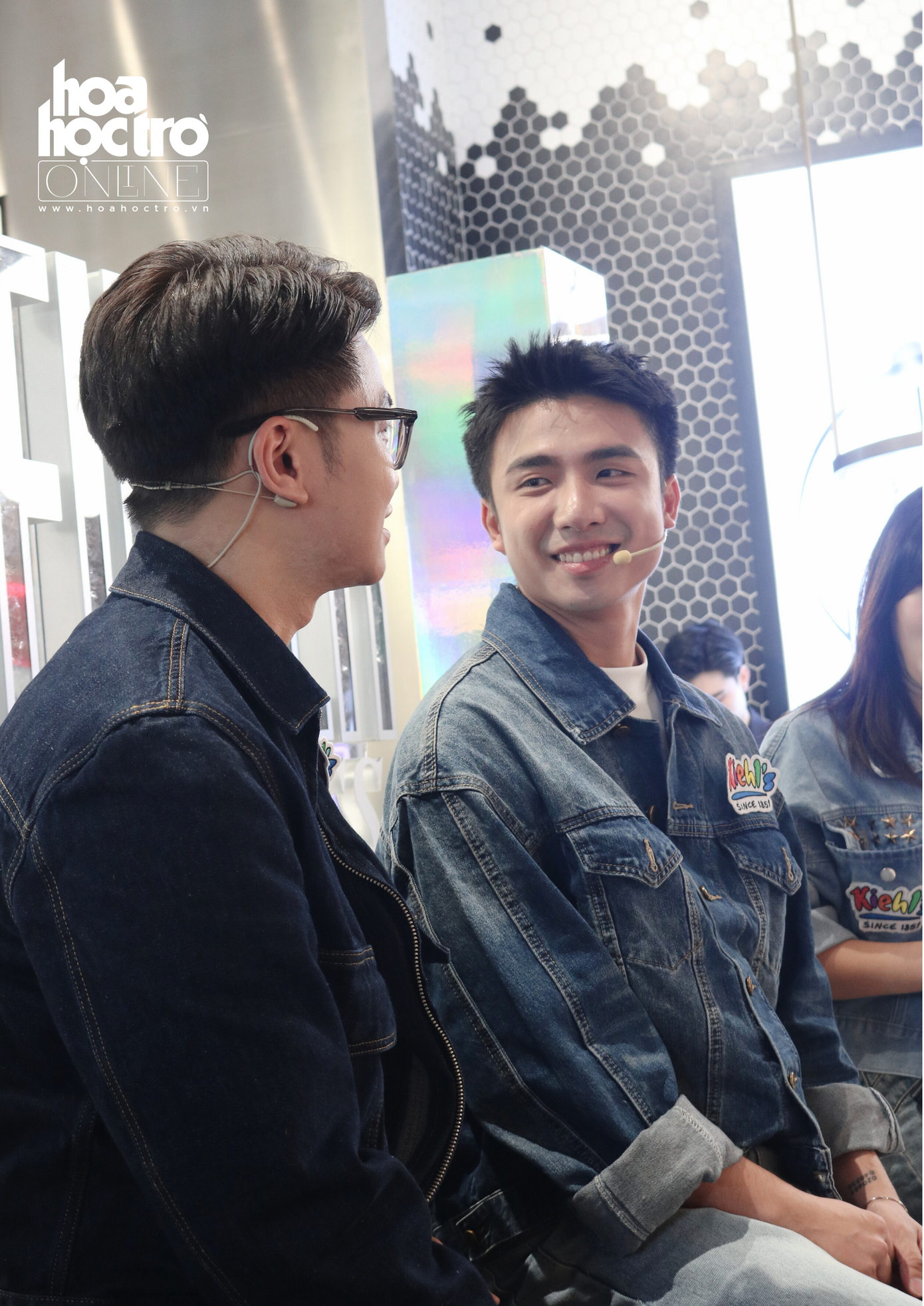 Họ nhìn nhau, ai là người rung động? Họ nhìn nhau, ai là người rung động?