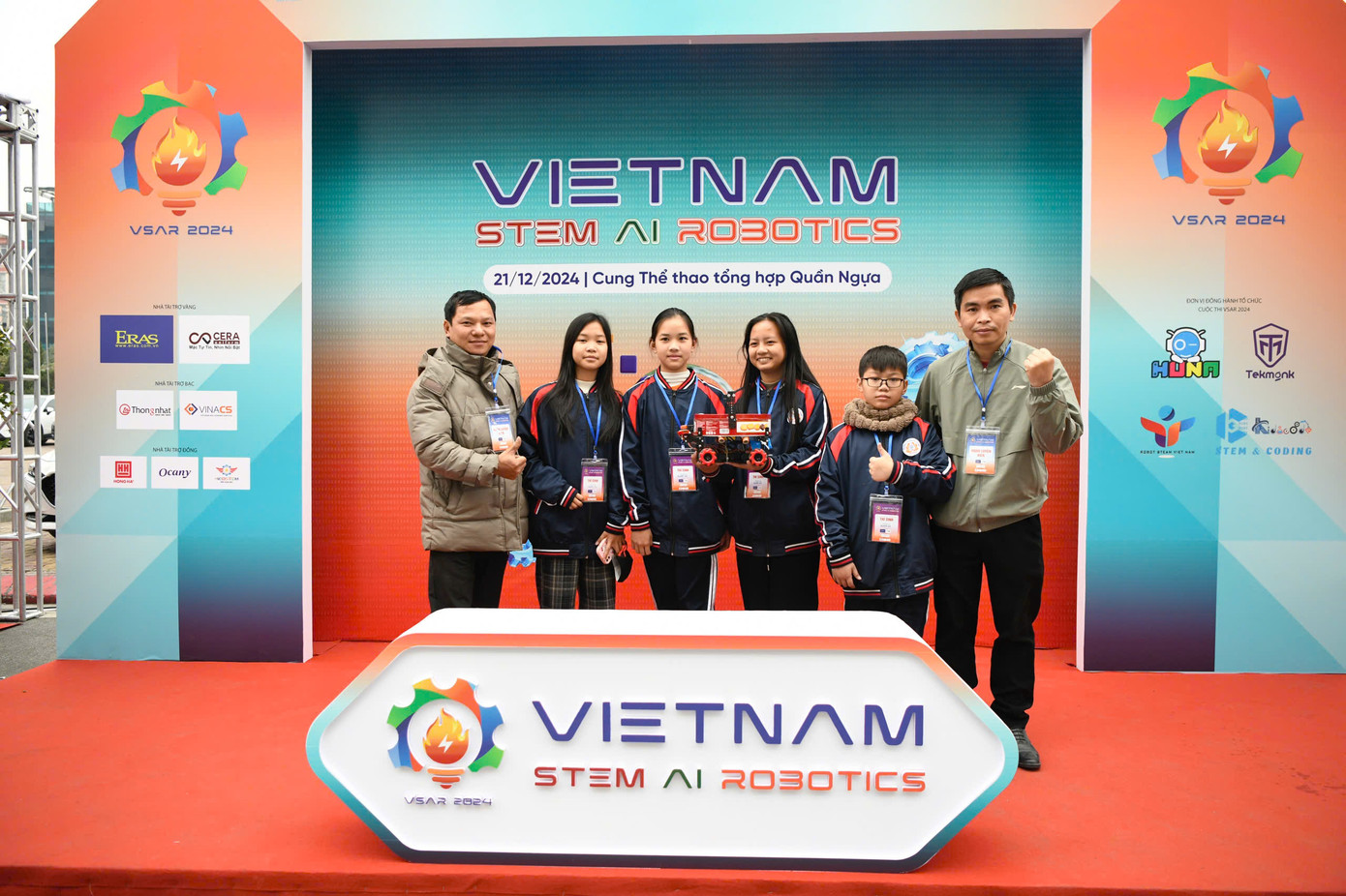 Khu vực check-in ở bên ngoài sân thi đấu luôn nhộn nhịp thí sinh, thầy cô và phụ huynh ghé tới "thả dáng". Không ít đội thi tranh thủ thời gian nghỉ giữa trưa ra chụp ảnh kỷ niệm. Khu vực check-in ở bên ngoài sân thi đấu luôn nhộn nhịp thí sinh, thầy cô và phụ huynh ghé tới "thả dáng". Không ít đội thi tranh thủ thời gian nghỉ giữa trưa ra chụp ảnh kỷ niệm.