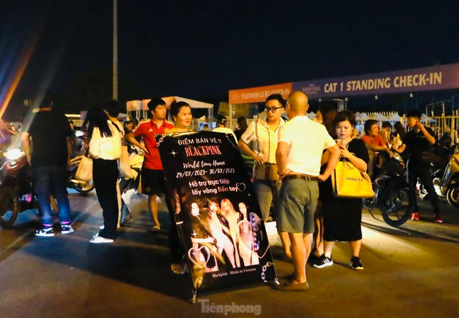 Phe vé "nhộn nhịp" trước sân vận động Mỹ Đình vào 3 ngày trước concert. - Ảnh: Trọng Tài Phe vé "nhộn nhịp" trước sân vận động Mỹ Đình vào 3 ngày trước concert. - Ảnh: Trọng Tài