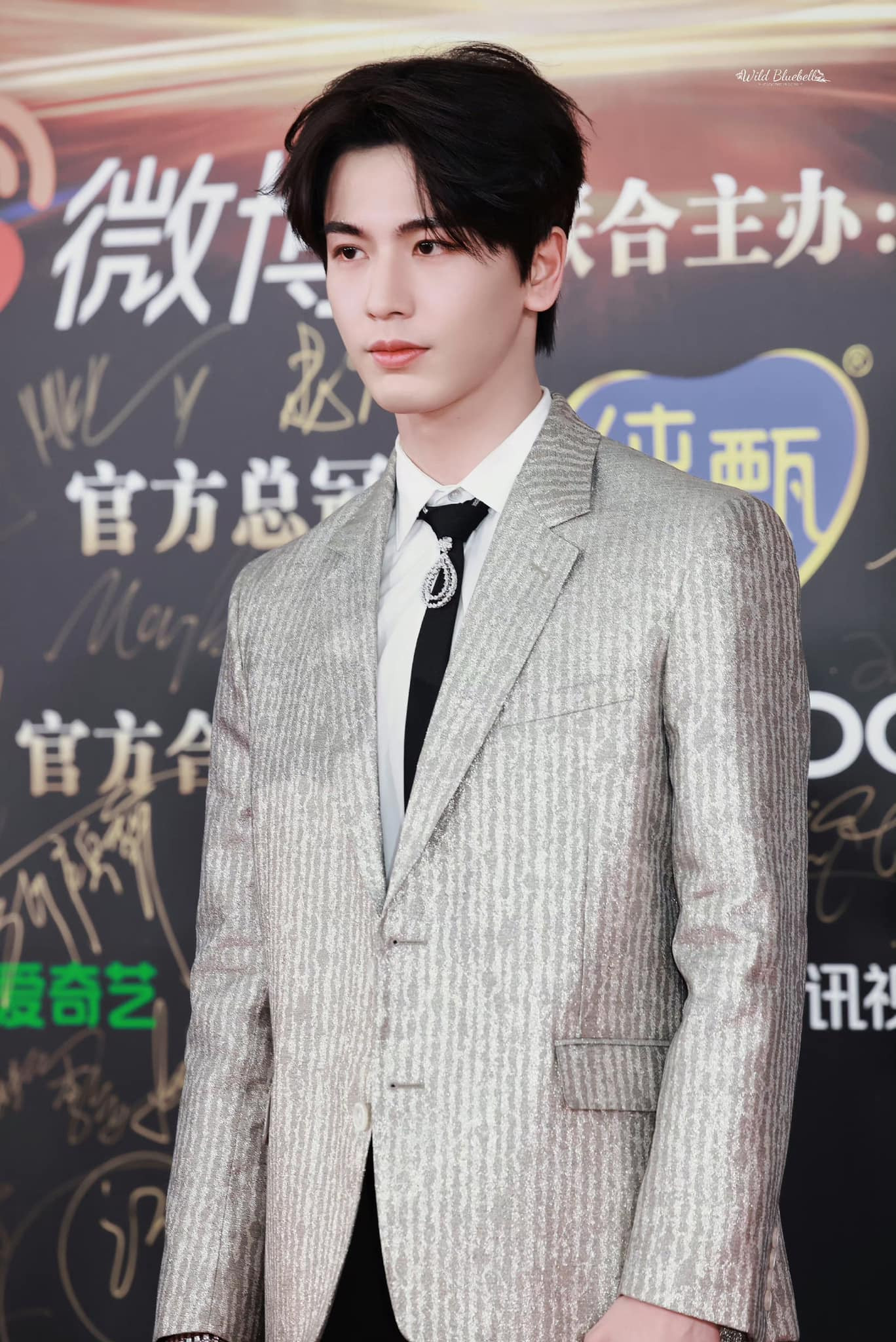 Trương Lăng Hách lấp lánh trong bộ suit bạc.