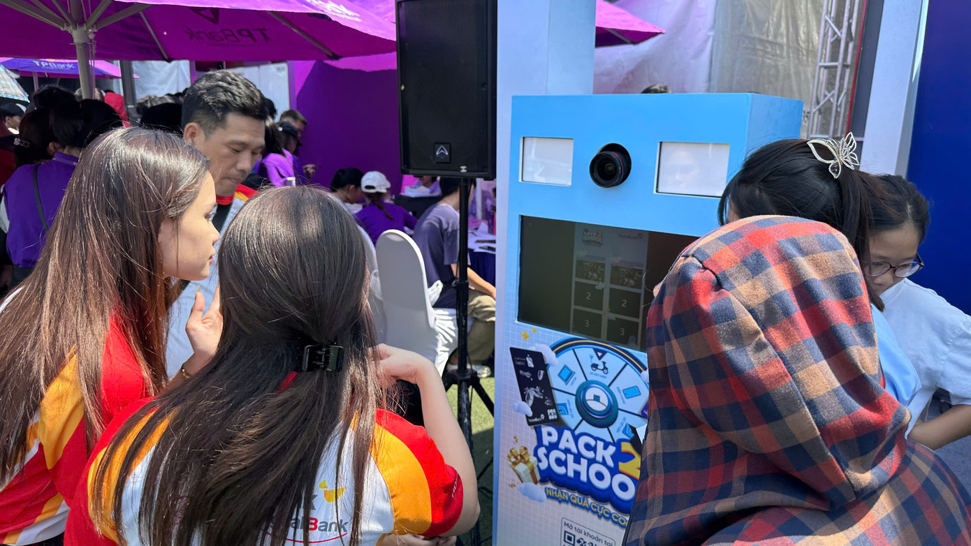 Gian hàng TP Bank nô nức Gen Z tới check-in. Gian hàng TP Bank nô nức Gen Z tới check-in.