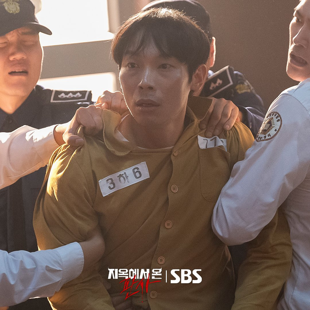 Yang Kyung Won chứng minh khả năng diễn xuất tốt tới rợn người khi liên tục thay đổi trạng thái giữa các &quot;nhân cách&quot; của Yang Seung Bin.