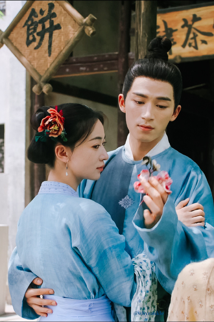 Mặc Vũ Vân Gian và Câu Chuyện Hoa Hồng là hai đối thủ "nặng ký" nhất trên đường đua phim truyền hình Hoa ngữ hiện tại. Dù tập cuối được hé lộ, nhưng với những người không mua gói fast track thì cả hai phim đều chưa kết thúc.