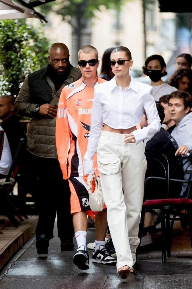 Hailey sang chảnh với croptop khoe eo, trong khi ông xã thể hiện niềm đam mê thể thao trong trang phục cầu thủ bóng rổ.