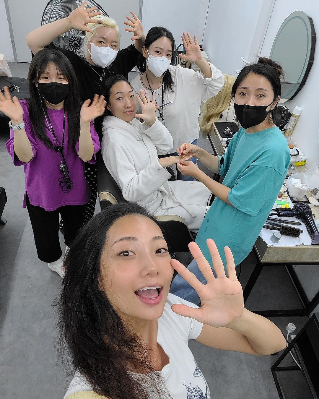 Ji Ji An chụp ảnh selfie cùng Lee Han Byeol. Ji Ji An chụp ảnh selfie cùng Lee Han Byeol.