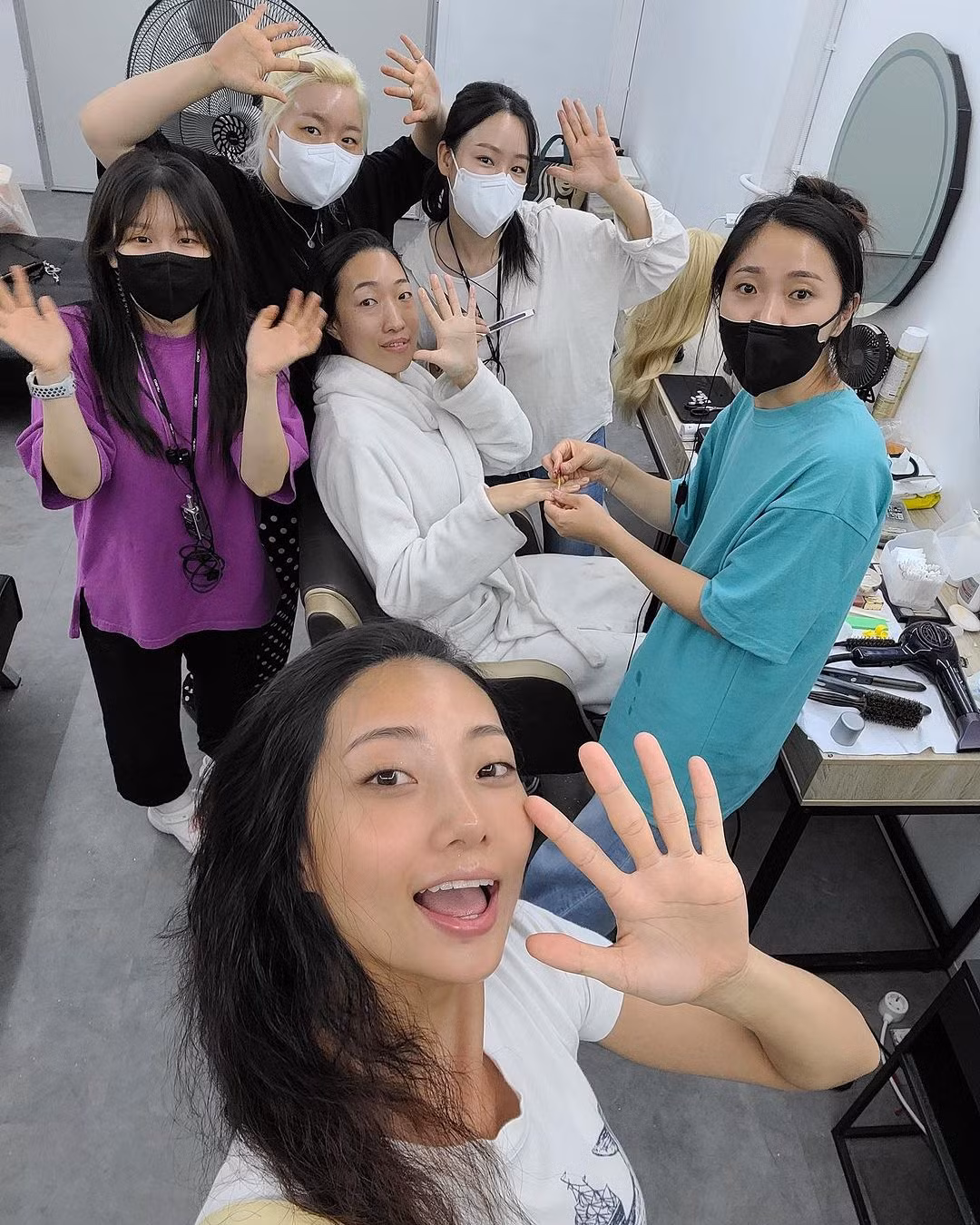 Ji Ji An chụp ảnh selfie cùng Lee Han Byeol.