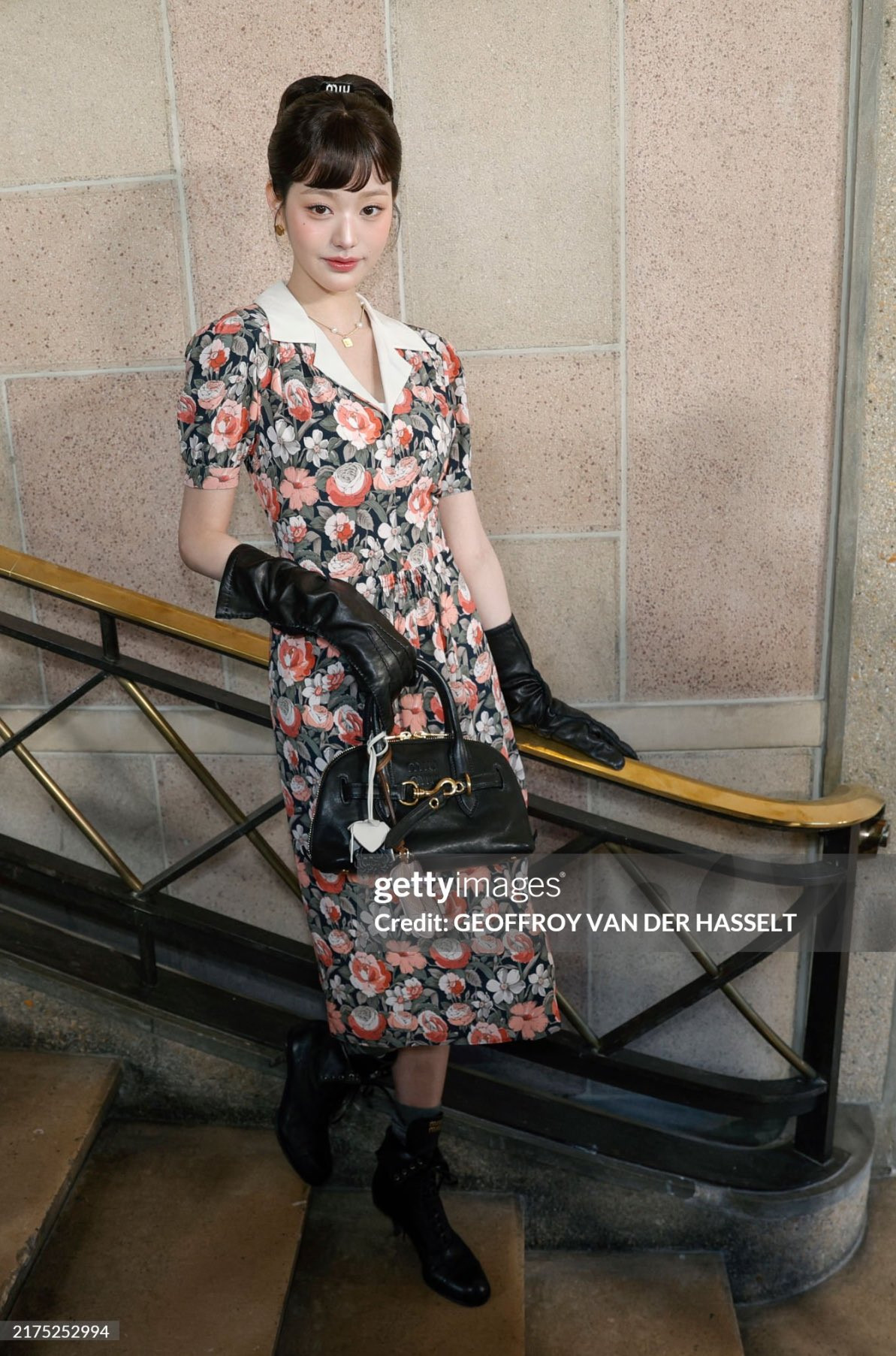 Wonyoung xuất hiện với vẻ ngoài thanh lịch trong chiếc váy hoa, mang đậm phong thái sang trọng, cổ điển và tinh tế của các quý cô châu Âu trong những thập niên 90s, 80s.