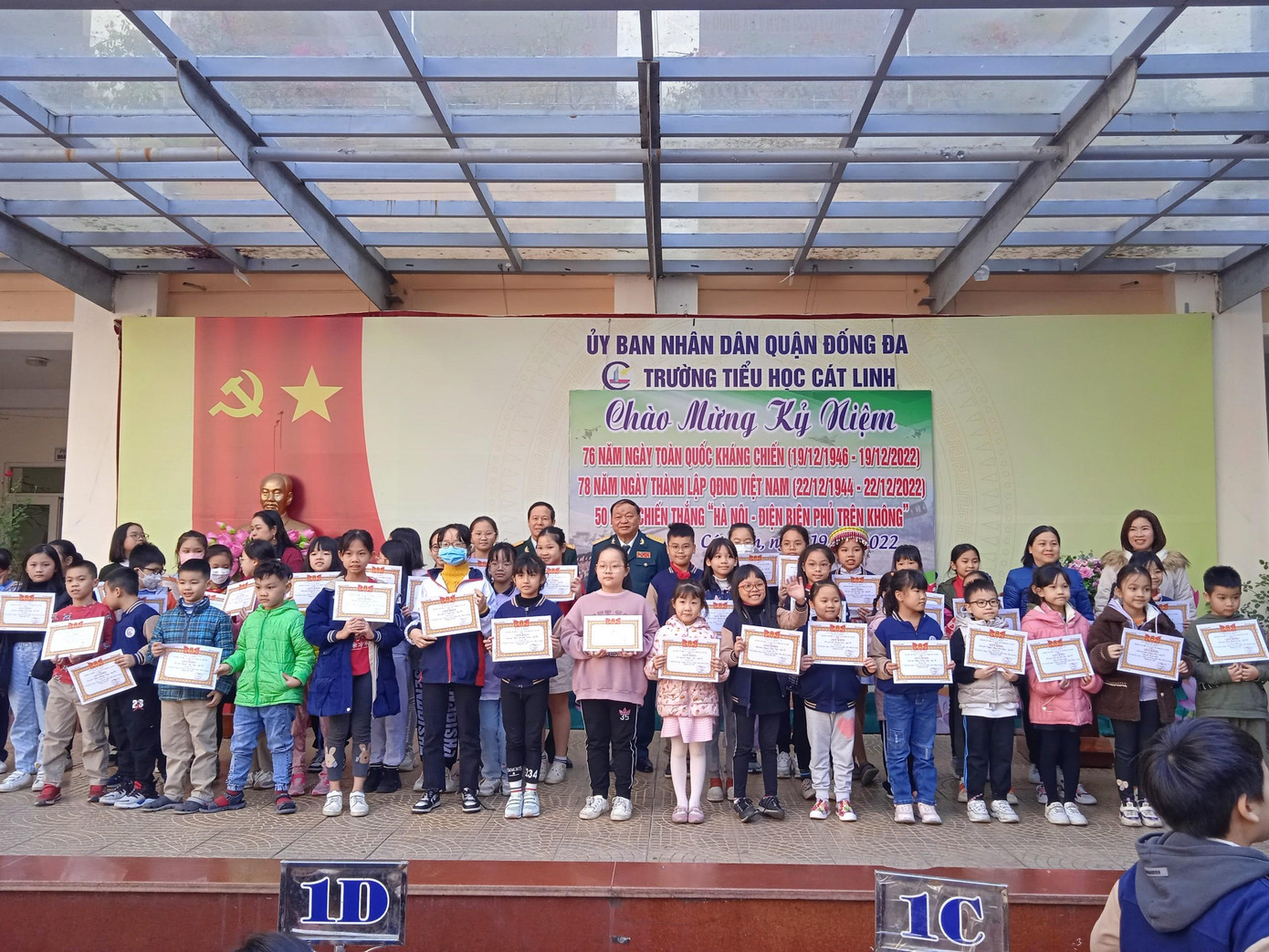 Vì năm nay là kỷ niệm 50 năm chiến thắng Điện Biên Phủ trên không, nên nhà trường đã quyết định trao thưởng cho 50 học sinh có tranh vẽ ấn tượng nhất.