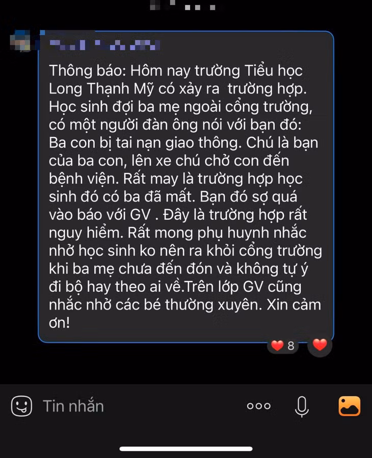 Bức ảnh làm dấy lên tin đồn có lừa đảo học sinh tại cổng trường.