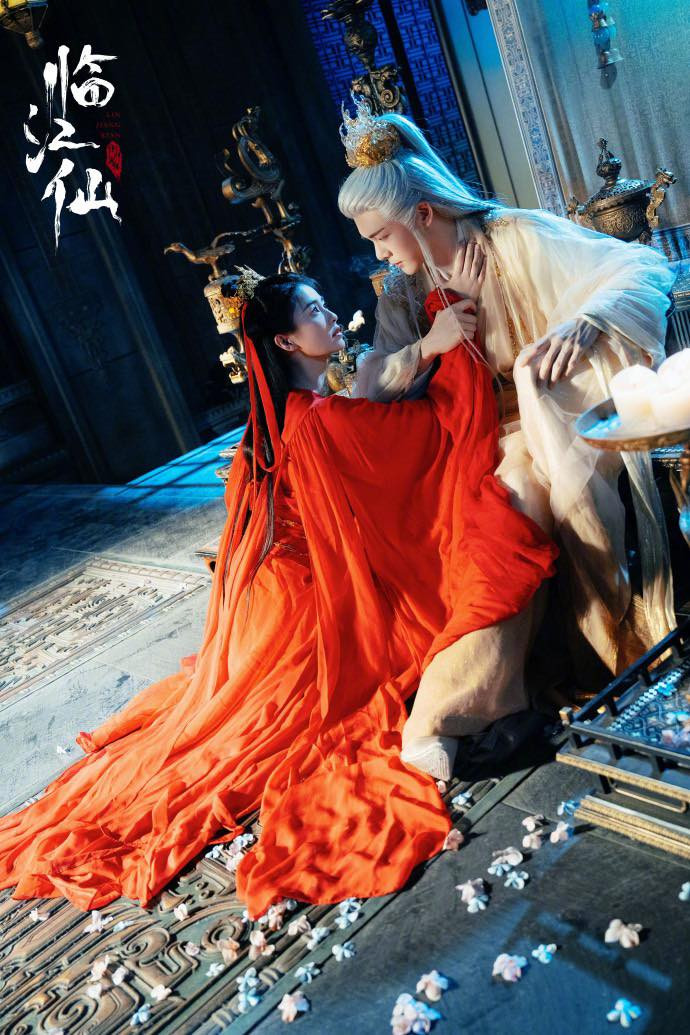 "Vía iQIYI" cũng là một nỗi lo với fan. Vì hơn 1 năm qua, phim ngôn tình tiên hiệp chiếu trên nền tảng này đều rơi vào cảnh flop.