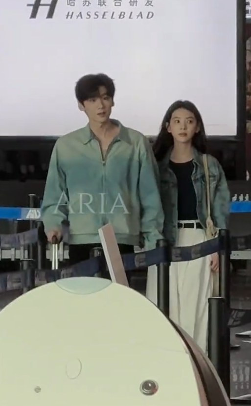 Ảnh leak ghi hình có cảnh Dĩ Phàm mặc đồ giống trailer, nhưng là tay trong tay với Tang Diên ở sân bay. Ảnh leak ghi hình có cảnh Dĩ Phàm mặc đồ giống trailer, nhưng là tay trong tay với Tang Diên ở sân bay.