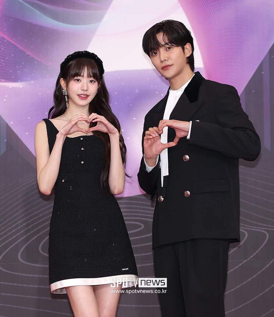 Khung hình gấp đôi visual của bộ đôi MC Wonyoung - Rowoon.