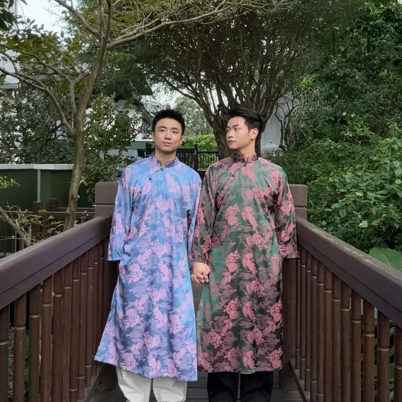 Trước giờ dự lễ, Ninh Dương còn tung ảnh nắm tay cực tình, sau lễ là "cực mặn". Trước giờ dự lễ, Ninh Dương còn tung ảnh nắm tay cực tình, sau lễ là "cực mặn".