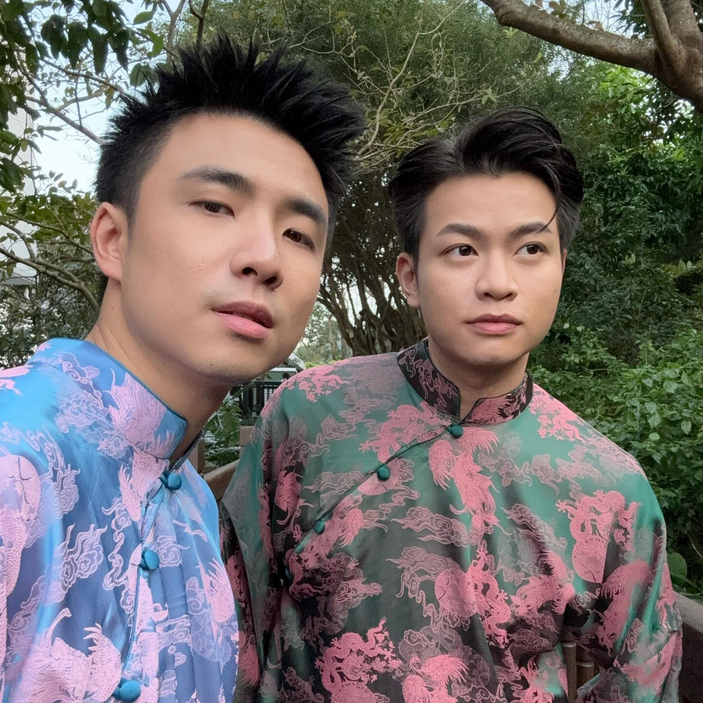 Trước giờ dự lễ, Ninh Dương còn tung ảnh nắm tay cực tình, sau lễ là "cực mặn". Trước giờ dự lễ, Ninh Dương còn tung ảnh nắm tay cực tình, sau lễ là "cực mặn".