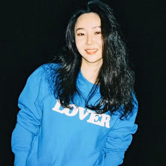 Min Hee Jin đã bị giáng chức, từ CEO của ADOR trở thành giám đốc nội bộ.