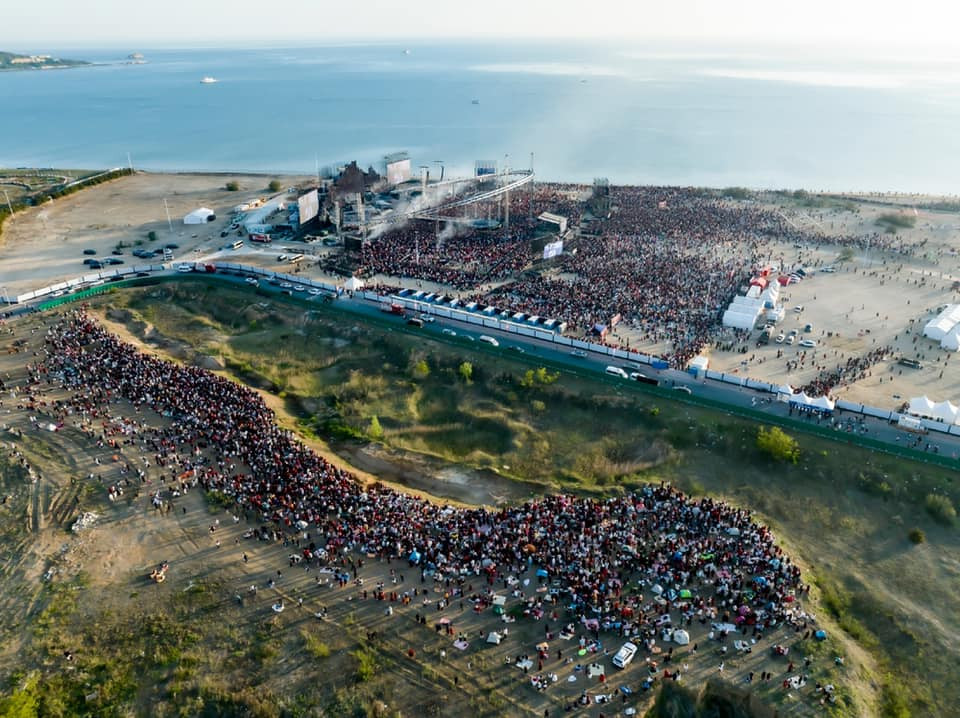 Mỗi đêm concert của Hoa Thần Vũ đón khoảng 30.000 khán giả săn được vé. Bên ngoài nơi tổ chức, số fan có mặt để chill cũng ngang ngửa người bên trong.