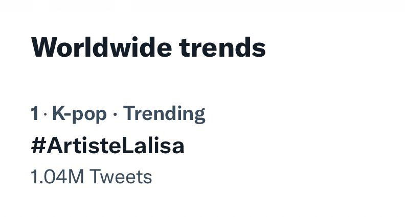 Hashtag nhân dịp poster đầu tiên của Lisa ra mắt ngay lập tức leo Top thịnh hành toàn cầu trên Twitter.