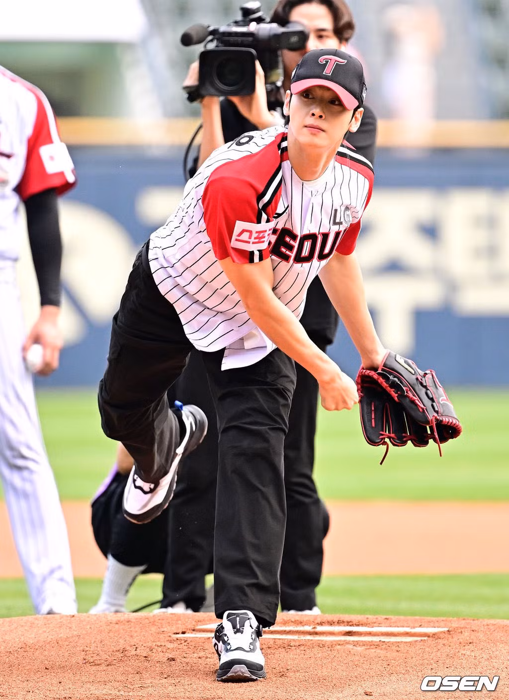 Đây là lần thứ 3 anh ném bóng khai trận cho đội LG Twins, hai lần trước là vào năm 2017 và 2021.
