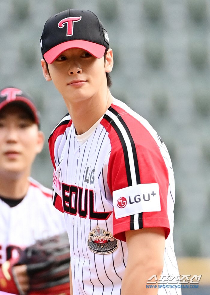 Đây là lần thứ 3 anh ném bóng khai trận cho đội LG Twins, hai lần trước là vào năm 2017 và 2021. Đây là lần thứ 3 anh ném bóng khai trận cho đội LG Twins, hai lần trước là vào năm 2017 và 2021.