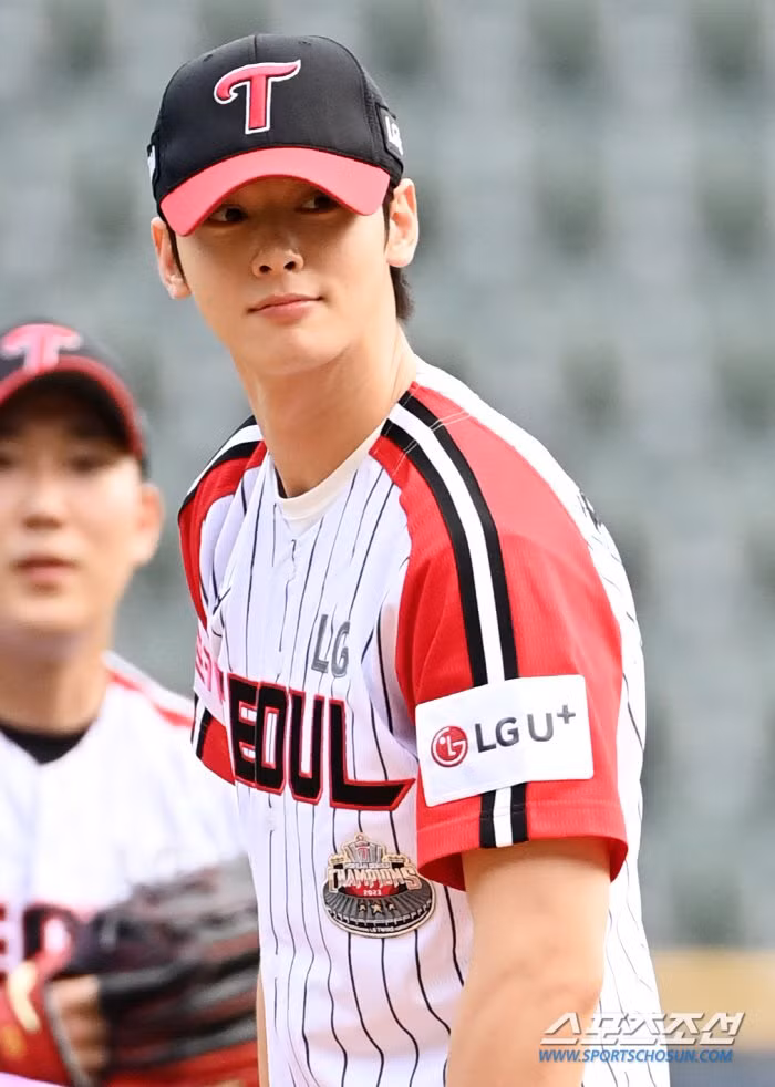 Đây là lần thứ 3 anh ném bóng khai trận cho đội LG Twins, hai lần trước là vào năm 2017 và 2021.
