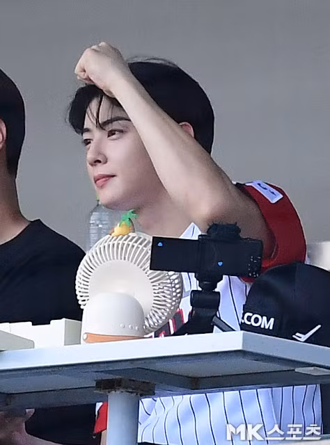 Cha Eun Woo vừa xem vừa ăn, miệng chúm chím nhai đồ ăn vừa đẹp vừa "cưng xỉu".