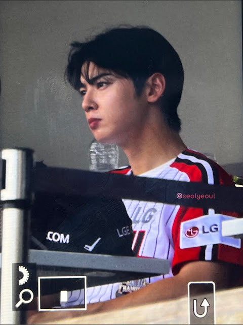 Cha Eun Woo vừa xem vừa ăn, miệng chúm chím nhai đồ ăn vừa đẹp vừa "cưng xỉu". Cha Eun Woo vừa xem vừa ăn, miệng chúm chím nhai đồ ăn vừa đẹp vừa "cưng xỉu".