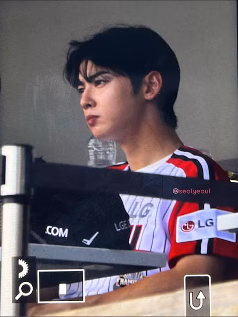 Cha Eun Woo vừa xem vừa ăn, miệng chúm chím nhai đồ ăn vừa đẹp vừa "cưng xỉu".