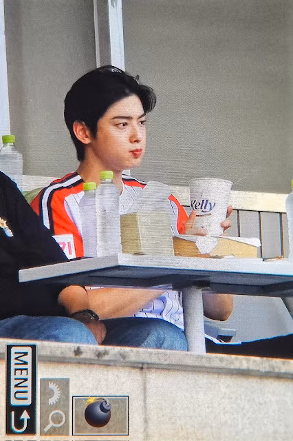 Cha Eun Woo vừa xem vừa ăn, miệng chúm chím nhai đồ ăn vừa đẹp vừa "cưng xỉu".