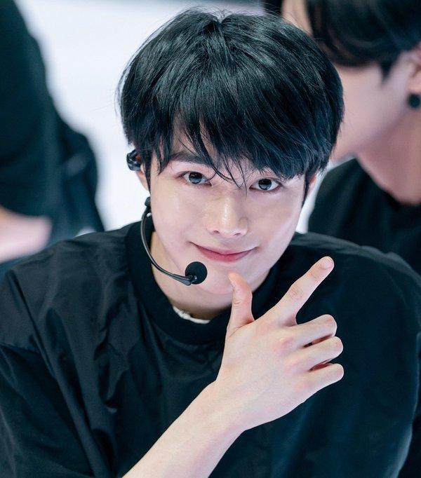 Hanbin thời điểm này gây ấn tượng với đôi mắt sáng, to tròn, luôn nở nụ cười trên môi và mang năng lượng lạc quan.