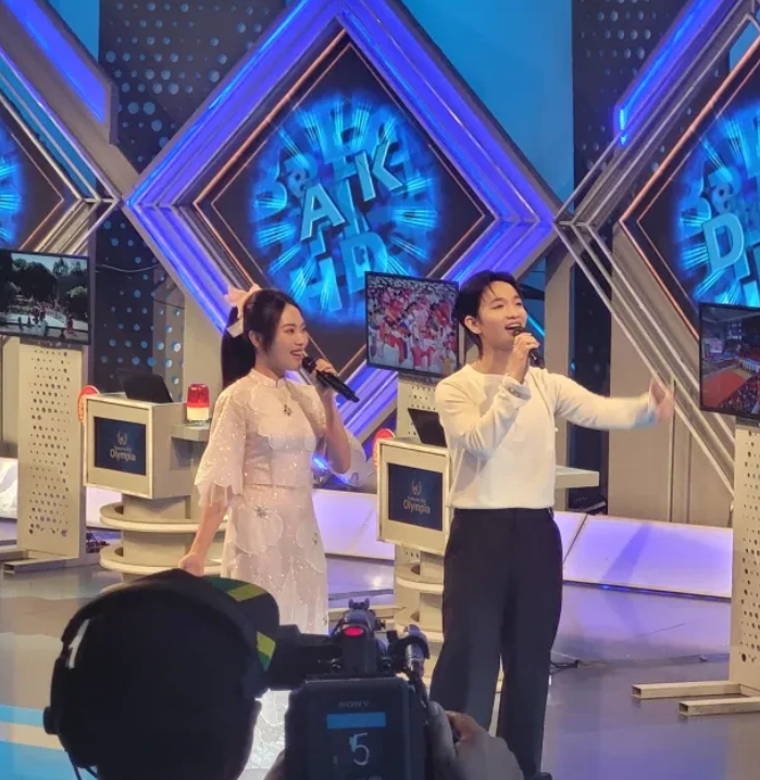 Hoàng Dũng và Phương Mỹ Chi song ca, biểu diễn mở màn cho Chung kết Olympia 24 với ca khúc Khát Vọng Tuổi Trẻ. Hoàng Dũng và Phương Mỹ Chi song ca, biểu diễn mở màn cho Chung kết Olympia 24 với ca khúc Khát Vọng Tuổi Trẻ.