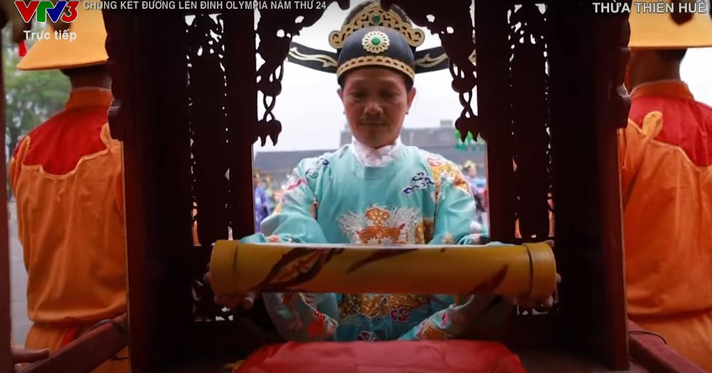 Lễ Truyền lô mở đầu cho màn cổ vũ của điểm cầu Huế, dành cho thí sinh Phú Đức.