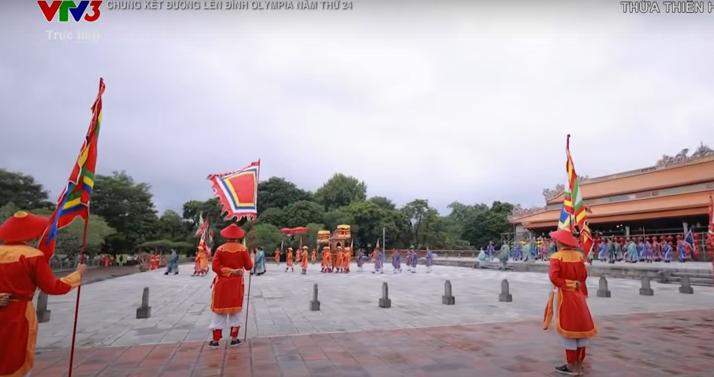 Lễ Truyền lô mở đầu cho màn cổ vũ của điểm cầu Huế, dành cho thí sinh Phú Đức.