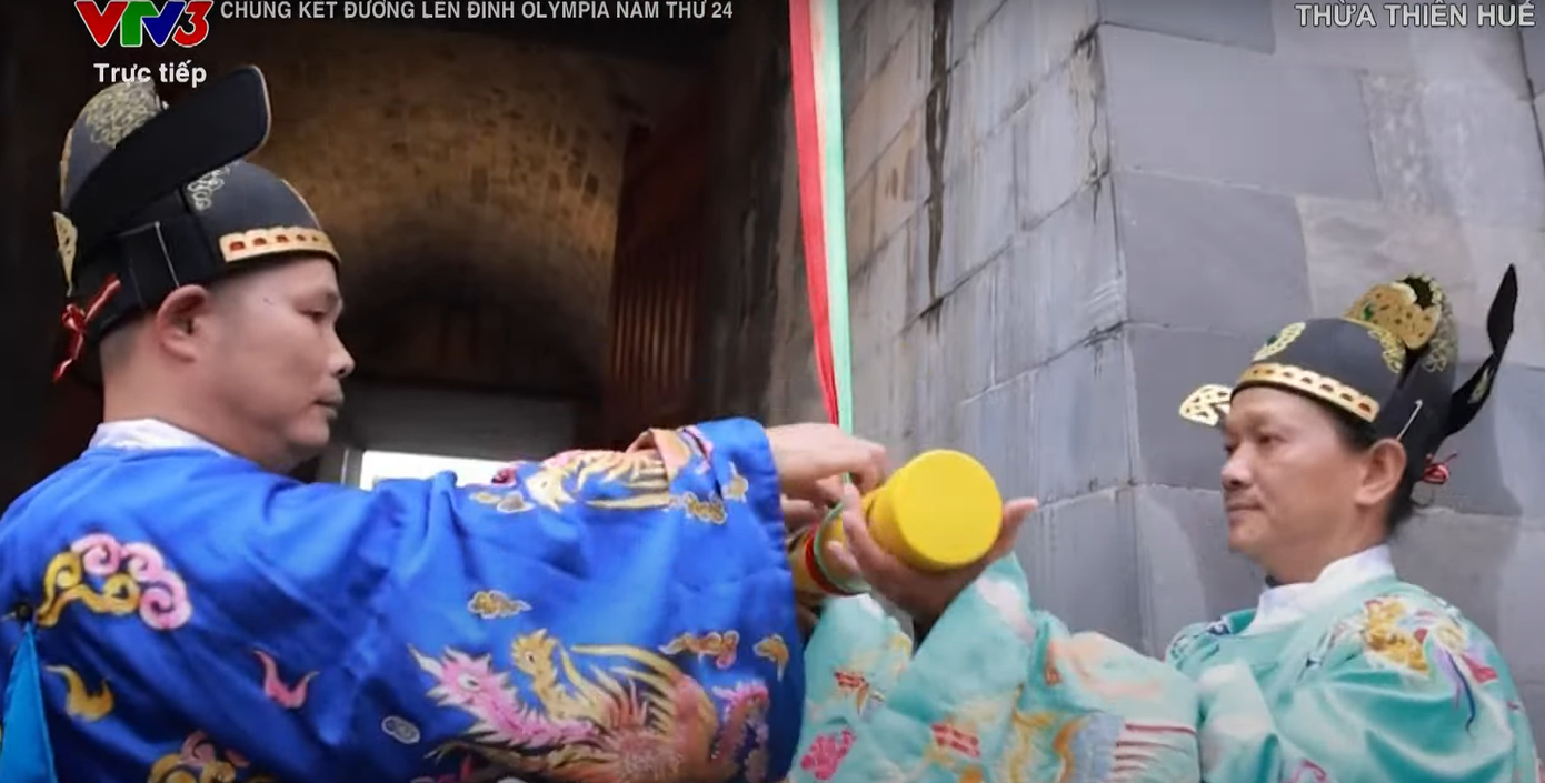 Lễ Truyền lô mở đầu cho màn cổ vũ của điểm cầu Huế, dành cho thí sinh Phú Đức.