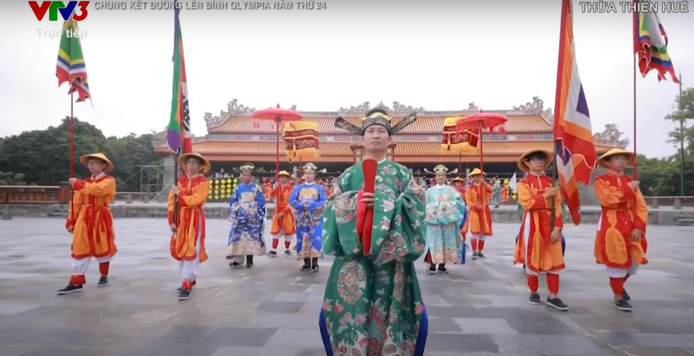 Lễ Truyền lô mở đầu cho màn cổ vũ của điểm cầu Huế, dành cho thí sinh Phú Đức.