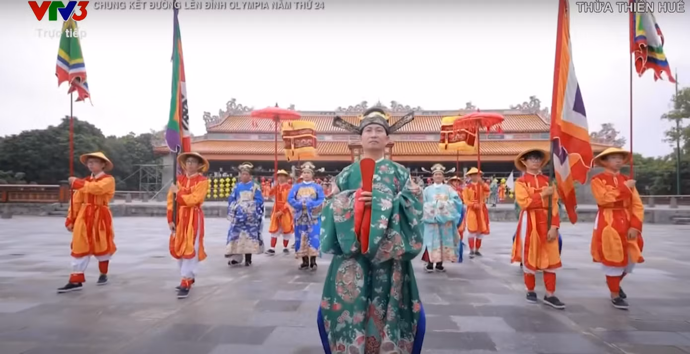 Lễ Truyền lô mở đầu cho màn cổ vũ của điểm cầu Huế, dành cho thí sinh Phú Đức.
