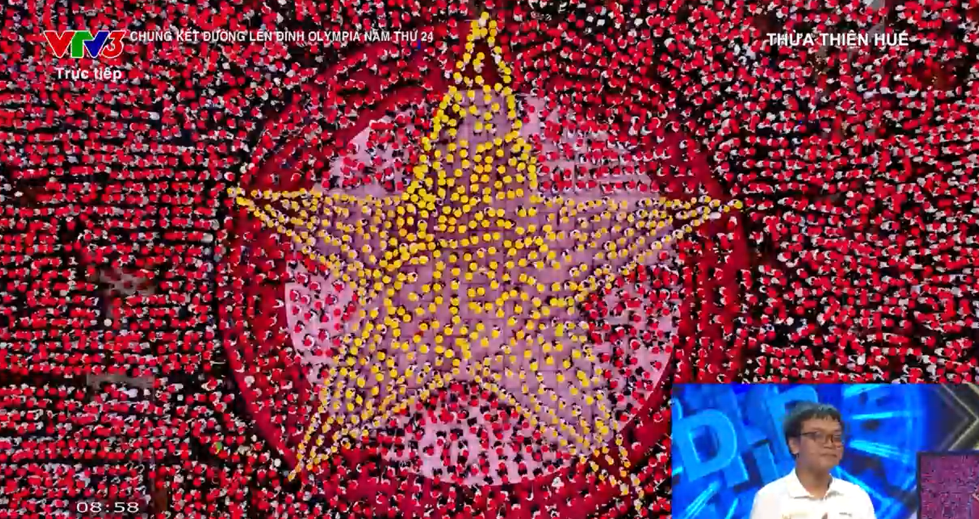 Lá cờ đỏ sao vàng khổng lồ được tạo nên bởi các bạn học sinh gây ấn tượng mạnh.