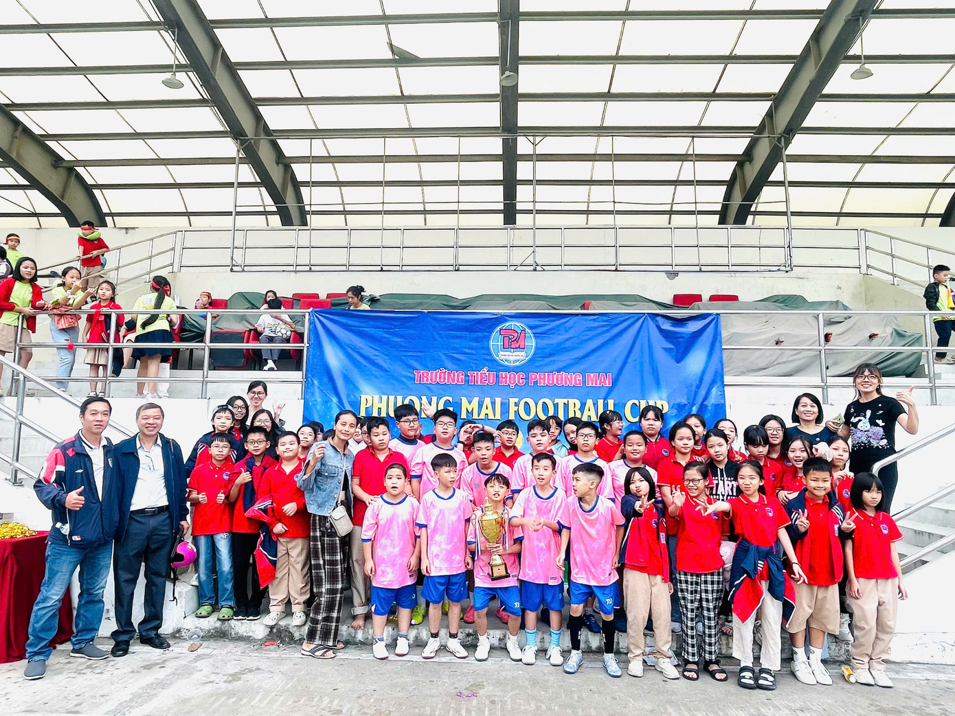 Chiến thắng của lớp 5B cũng tạo nên một điều trùng hợp tại giải bóng đá của Tiểu học Phương Mai năm nay, đó là cúp vô địch đều thuộc về &quot;nhà B&quot; ở ba khối.