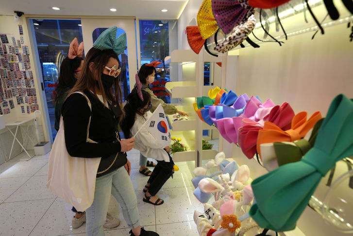 Phụ kiện đa dạng được chuẩn bị sẵn tại các booth chụp hình cho Gen Z thỏa sức "biến hình". Phụ kiện đa dạng được chuẩn bị sẵn tại các booth chụp hình cho Gen Z thỏa sức "biến hình".