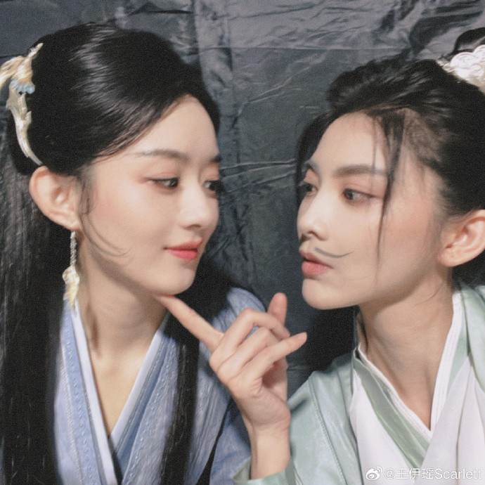 Hậu trường, Vương Y Dao cũng không ngại "xà nẹo" với Triệu Lệ Dĩnh. Hậu trường, Vương Y Dao cũng không ngại "xà nẹo" với Triệu Lệ Dĩnh.