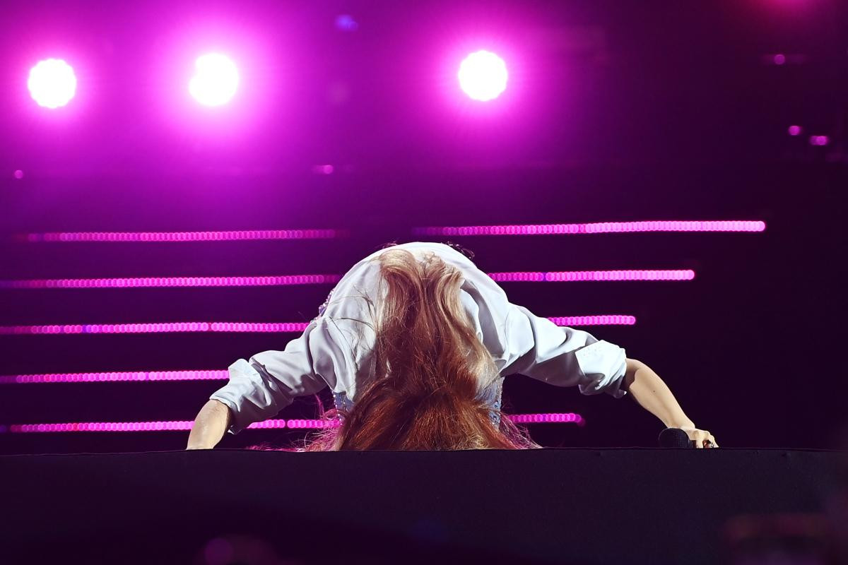 Mỹ Tâm rơi lệ và quỳ lạy cảm ơn khán giả khi mở đầu Tri Âm. Kết thúc liveshow, cô cũng quỳ và liên tục cúi đầu cảm ơn người hâm mộ, ê-kíp khiến nhiều khán giả cũng không cầm được nước mắt. - Ảnh: Giang Huy/ Vnexpress.