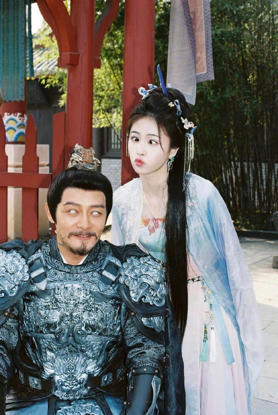 Bạch Lộc và chiếc meme "mắt lác" chụp cùng "cha Bạch Tuân". Bạch Lộc và chiếc meme "mắt lác" chụp cùng "cha Bạch Tuân".