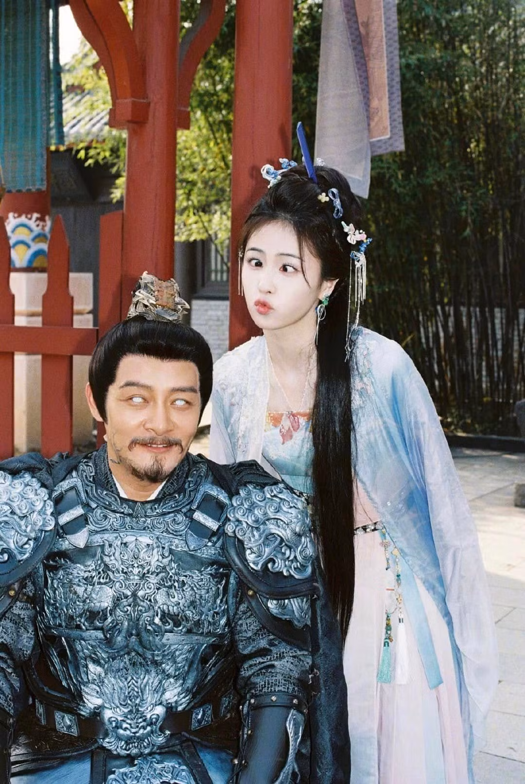 Bạch Lộc và chiếc meme "mắt lác" chụp cùng "cha Bạch Tuân". Bạch Lộc và chiếc meme "mắt lác" chụp cùng "cha Bạch Tuân".