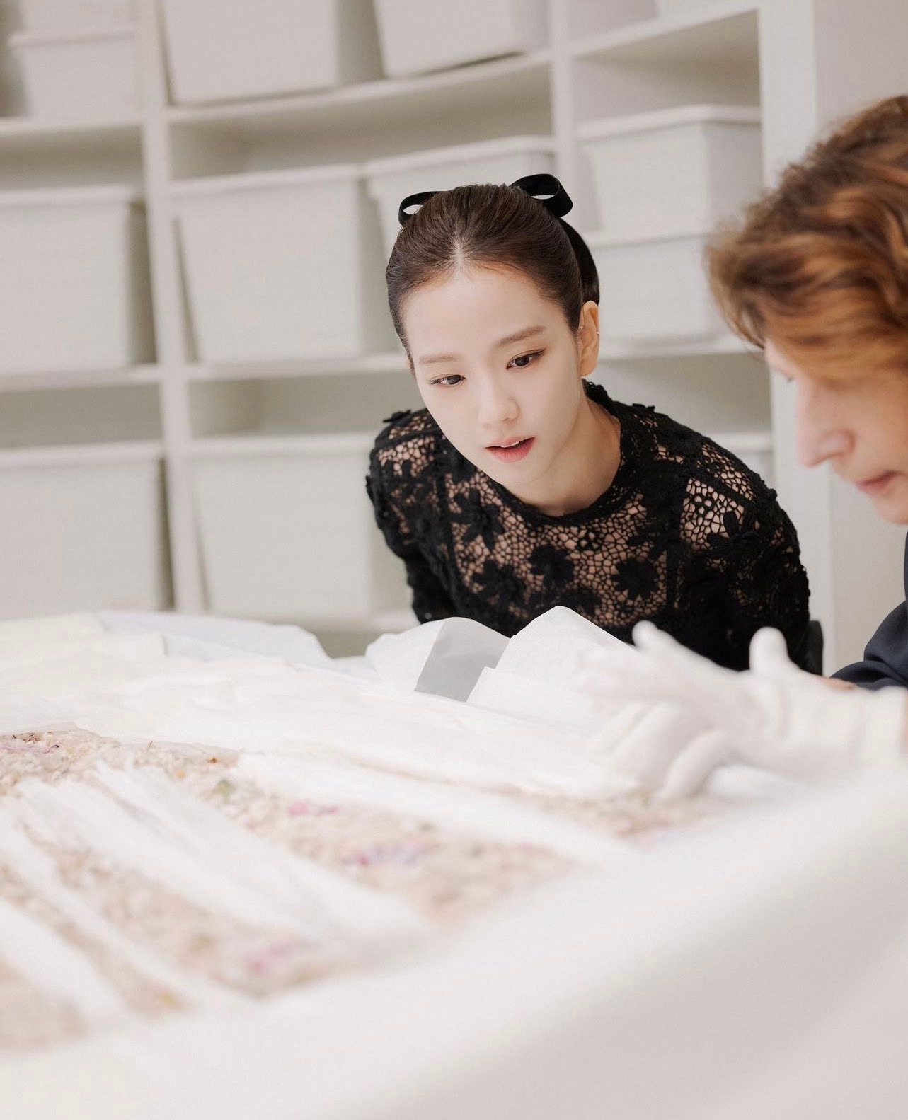 Chiếc váy được thêu đính từ 1000 bông hoa vải tinh xảo, được lấy cảm hứng từ Catherine Dior - người em gái được NTK Christian Dior cưng chiều nhất. Mẫu váy này được nhà mốt giới thiệu trong bộ sưu tập Haute Couture Xuân Hè năm 1949. Chiếc váy được thêu đính từ 1000 bông hoa vải tinh xảo, được lấy cảm hứng từ Catherine Dior - người em gái được NTK Christian Dior cưng chiều nhất. Mẫu váy này được nhà mốt giới thiệu trong bộ sưu tập Haute Couture Xuân Hè năm 1949.