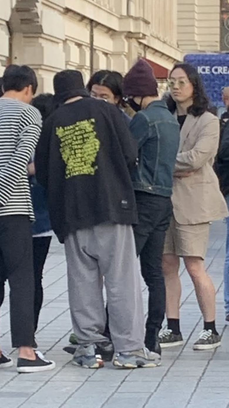 Bức ảnh được người qua đường chụp lại khi đó, Jung Kook có dáng đứng giống hệt trong ảnh được gọi là "bằng chứng hẹn hò" từ tài khoản TikTok tung tin. Bức ảnh được người qua đường chụp lại khi đó, Jung Kook có dáng đứng giống hệt trong ảnh được gọi là "bằng chứng hẹn hò" từ tài khoản TikTok tung tin.