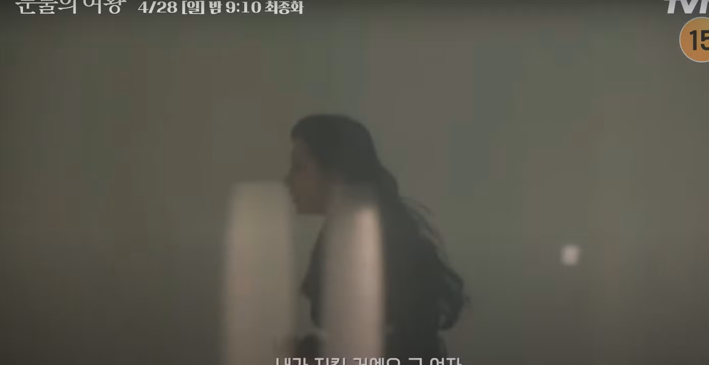 Hyun Woo với khuôn mặt còn vết thương đi tìm Hae In.